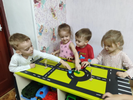 дети играют в настольную игру по правилам дорожного движения дети играют в настольную игру по правилам дорожного движения.