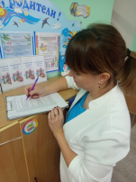родительница воспитанника заполняет опросный лист анкетирования по ПДД родительница воспитанника заполняет опросный лист анкетирования по ПДД.